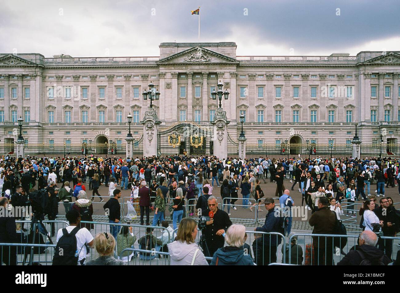 Crowds gathered outside Buckingham Palace, London, the day after the announcement of the death of Queen Elizabeth II Stock Photo