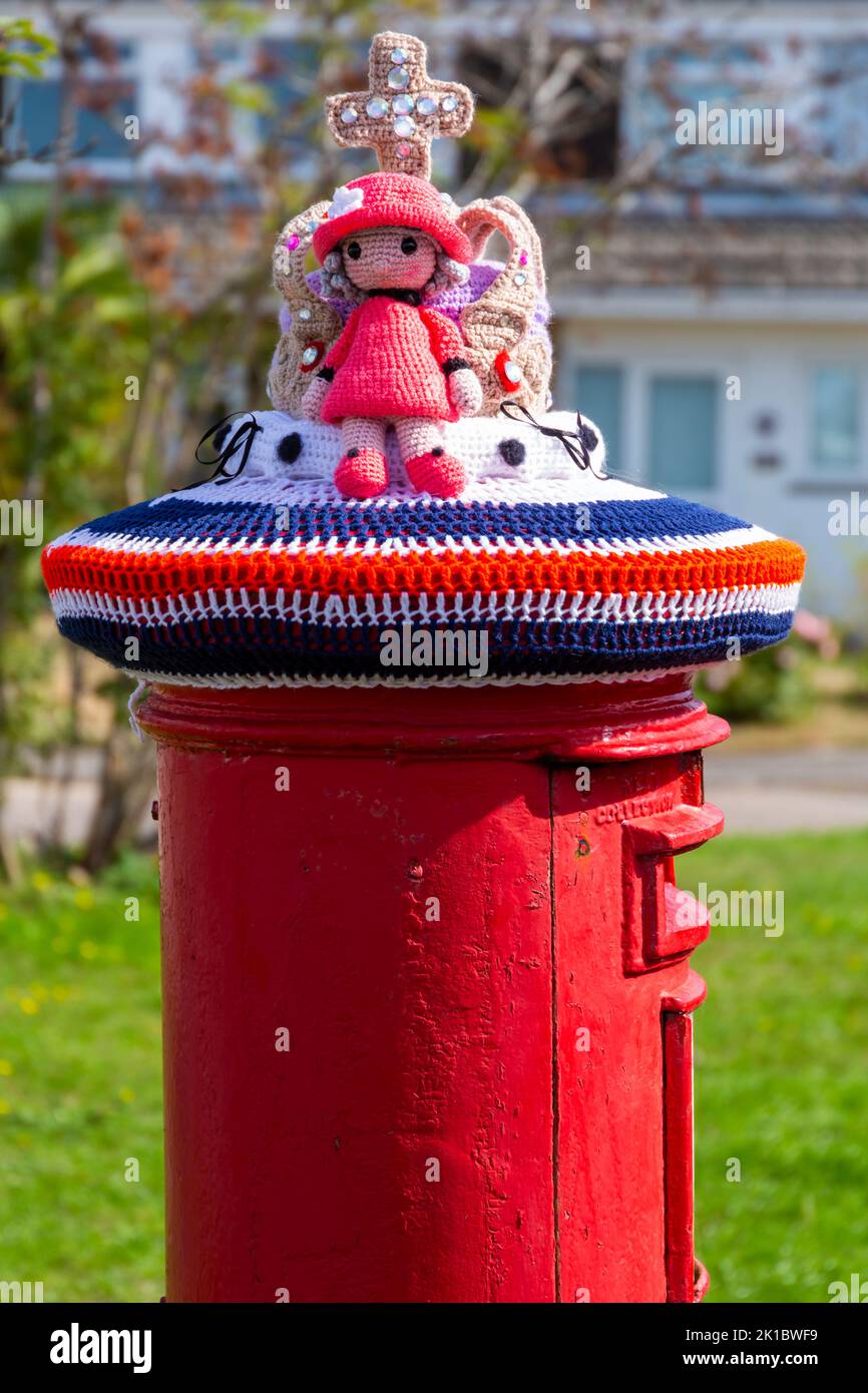 Poole, Dorset, UK. 17th September 2022. A knitted postbox topper of the