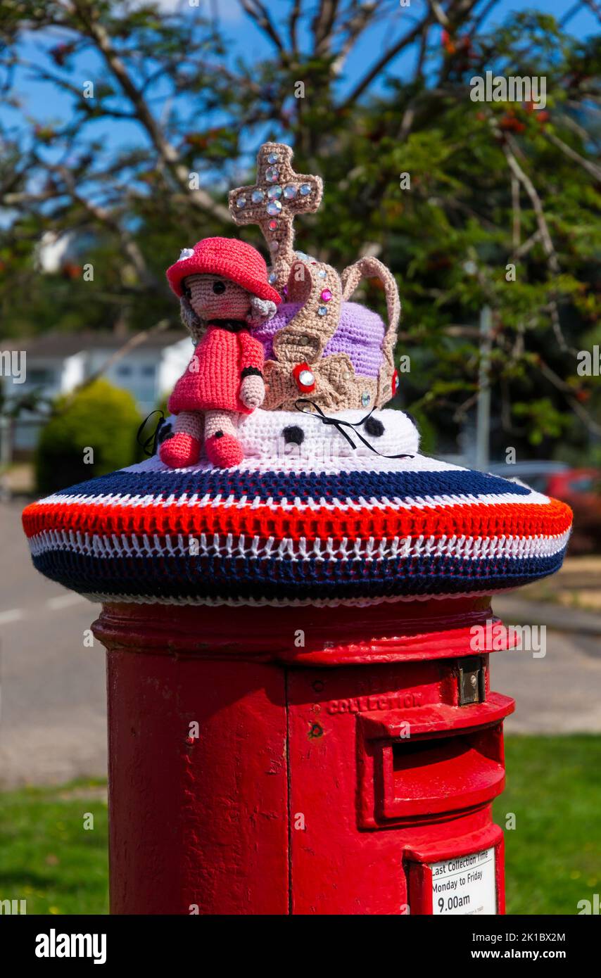 Poole, Dorset, UK. 17th September 2022. A knitted postbox topper of the