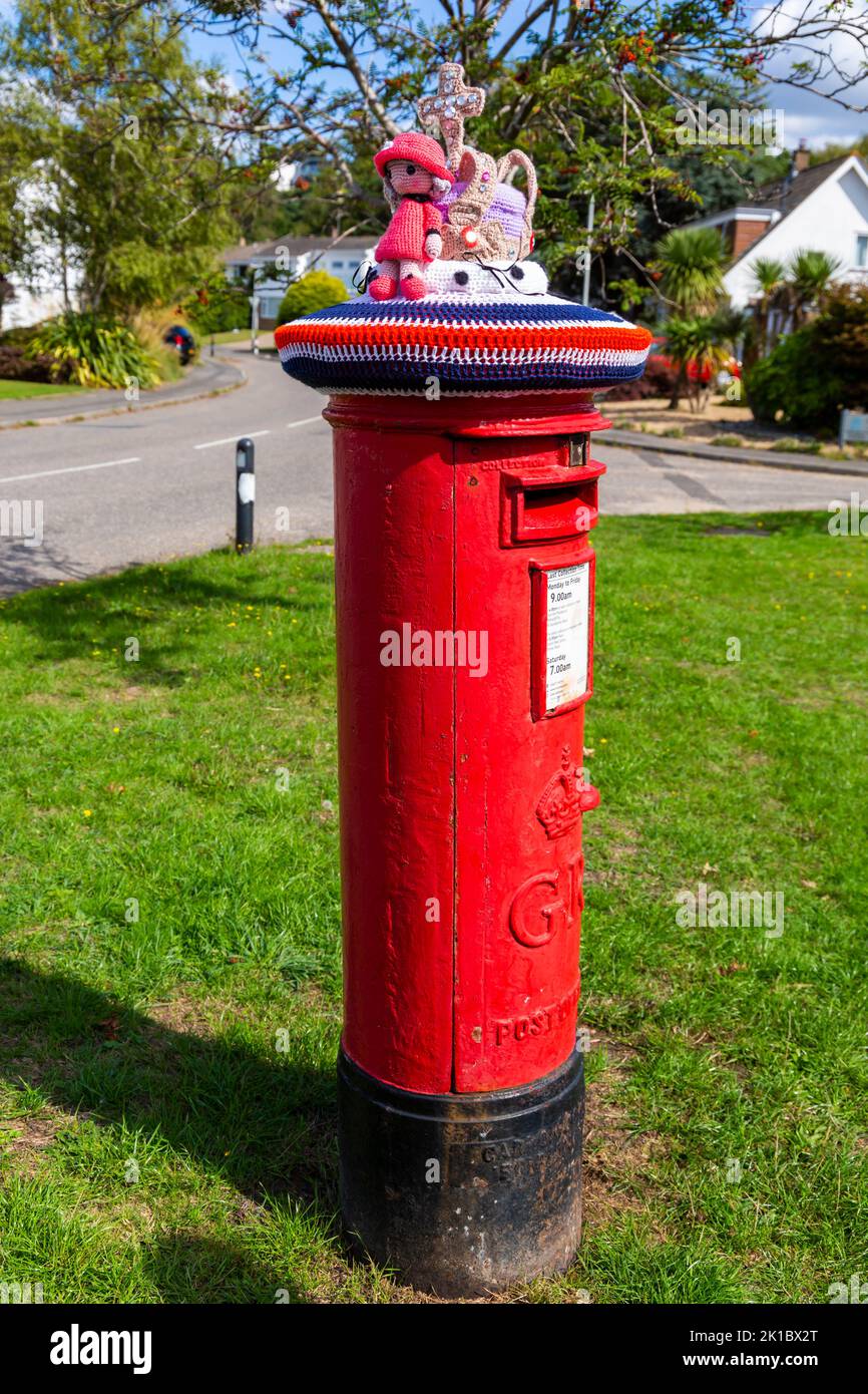 Poole, Dorset, UK. 17th September 2022. A knitted postbox topper of the