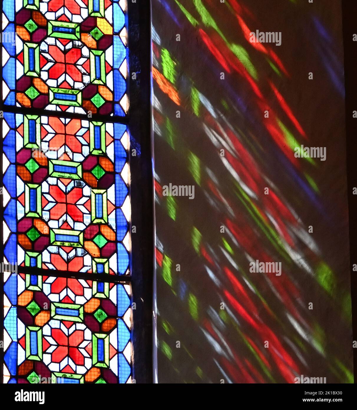 Buntes Licht wird im Kirchenfenster reflektiert. Stock Photo