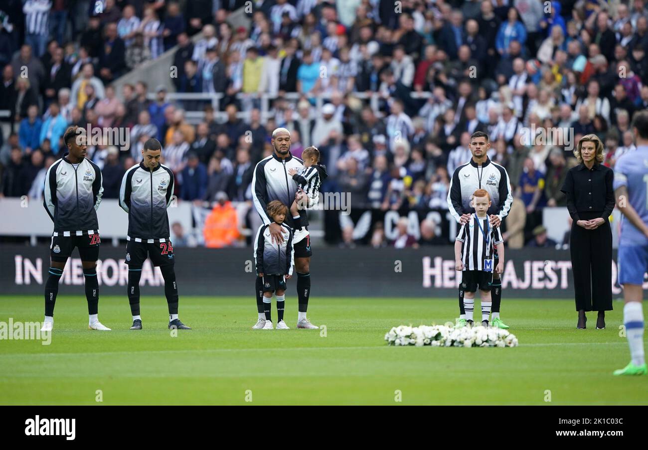 Newcastle United's co-owner Amanda Staveley and players stand for a minute's silence in memory of Queen Elizabeth II, ahead of the Premier League match at St James' Park, Newcastle. Picture date: Saturday September 17, 2022. Stock Photo