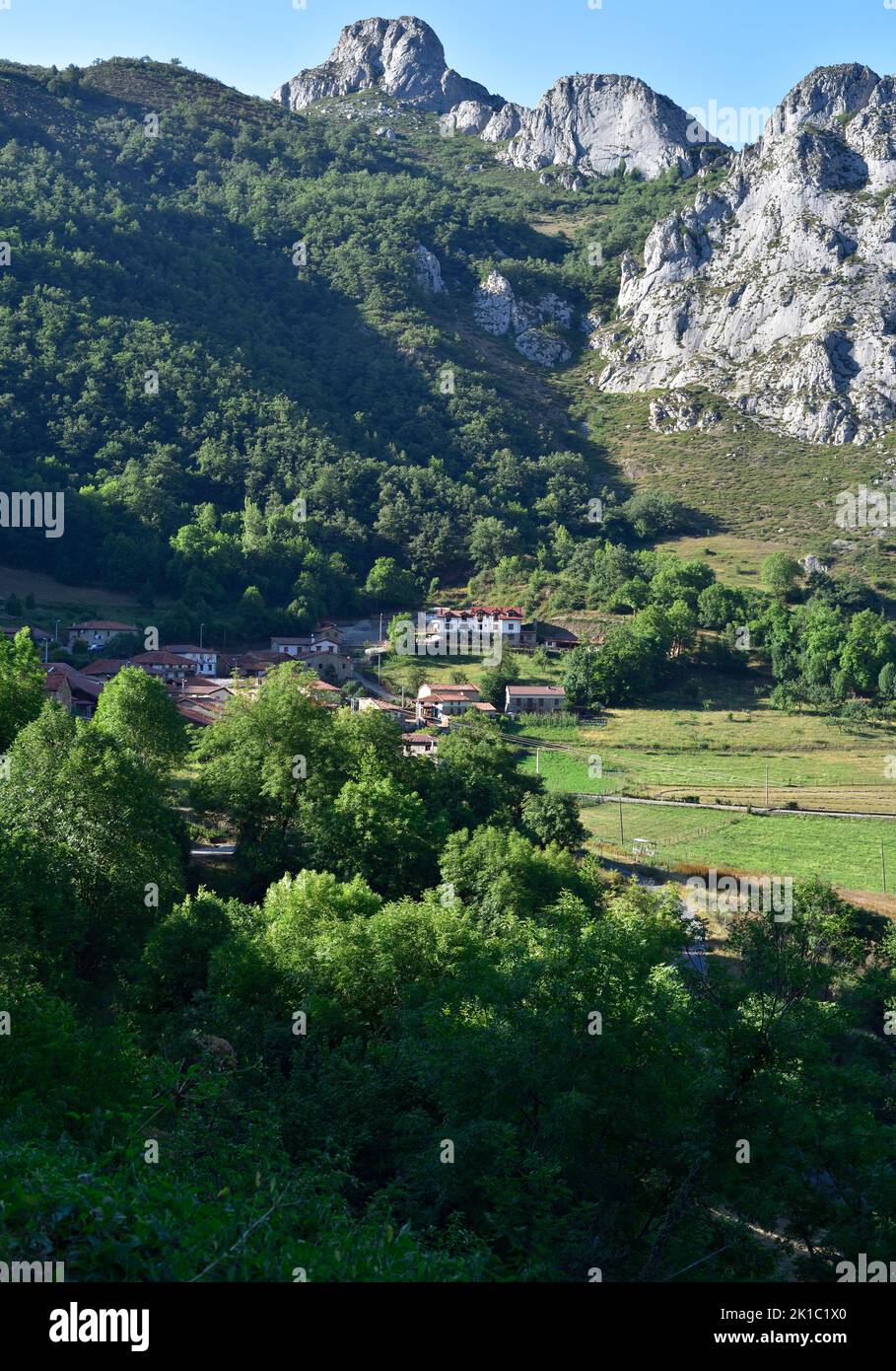 The village of Dobres, near Cucayo, showing its mountain setting in Parque Natural de Fuentes Carrionas. Stock Photo