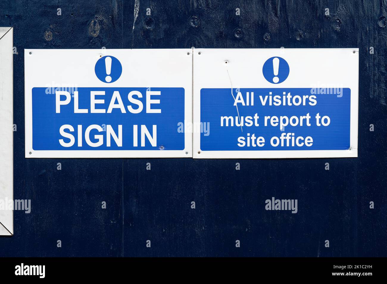 Please sign in for all visitors and report to office sign at construction site Stock Photo