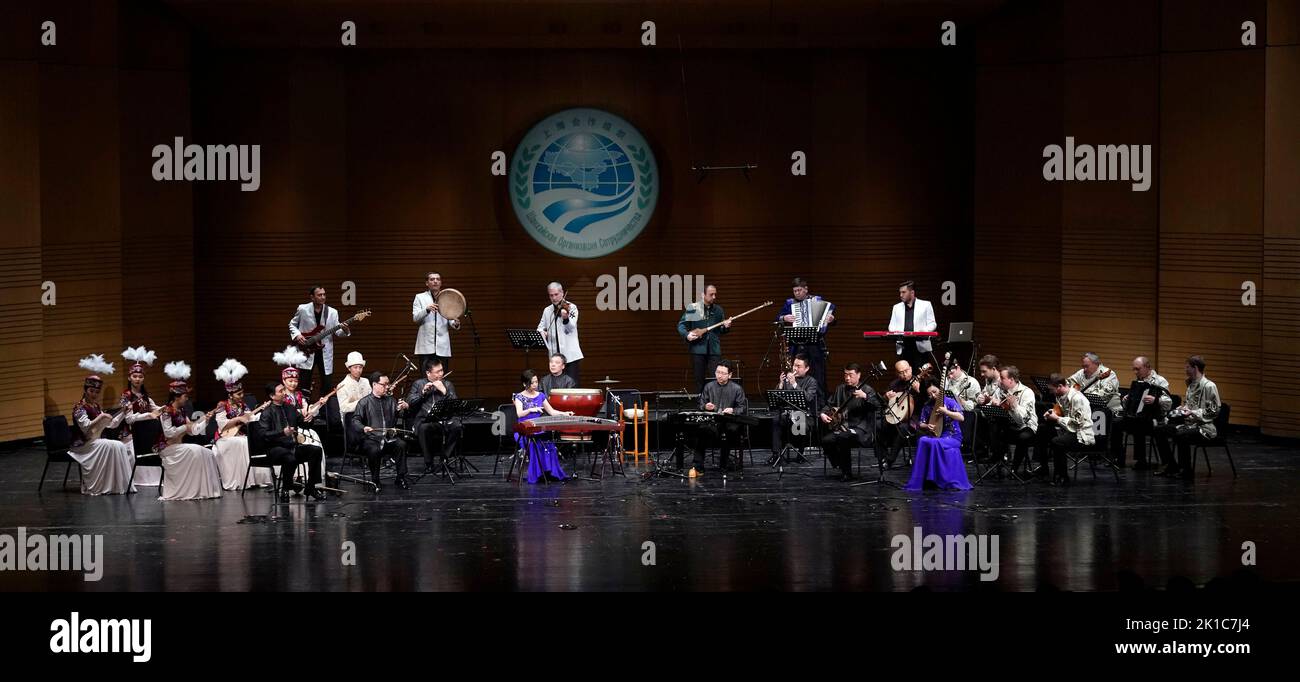 (220917) -- BEIJING, Sept. 17, 2022 (Xinhua) -- Musicians play Chinese folk music at the Shanghai Cooperation Organization (SCO) Art Festival in Beijing, capital of China, May 30, 2018. (Xinhua/Shen Bohan) Stock Photo