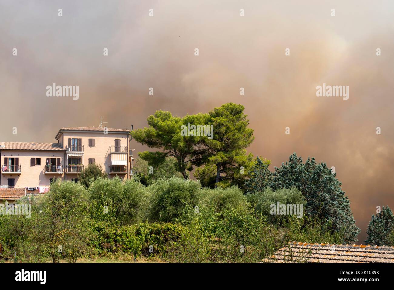 Clouds of smoke over Cinigiano, forest fire, wildfire, Cinigiano, province of Grosseto, Tuscany, Italy Stock Photo