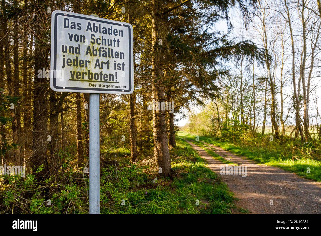 Verbotsschild am Waldweg: Das Abladen von Schutt und Abfällen jeder Art ist verboten! Stock Photo