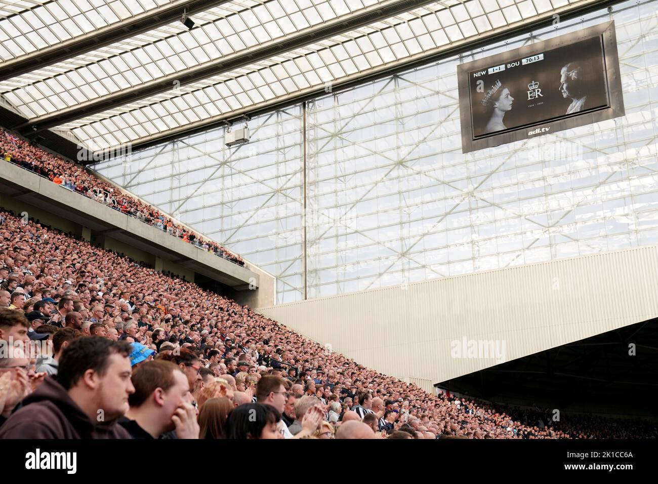 Fans applaud The Queen’s 70-year reign on the 70th minute of play during the Premier League match at St James' Park, Newcastle. Picture date: Saturday September 17, 2022. Stock Photo