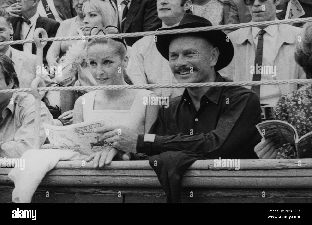Yul Brynner (1920-1985), actor de cine estadounidense de origen ruso, en una corrida de toros en la plaza de las Ventas de Madrid. Stock Photo