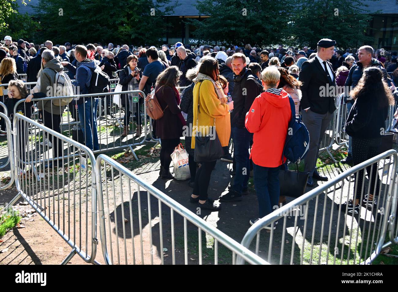 London, UK. Potters Fields Park, near Tower Bridge. The queue for Queen Elizabeth II's Lying-in-State stretched from Southwark Park to Westminster Hall taking up to 14 hours to reach it's destination. Credit: michael melia/Alamy Live News Stock Photo