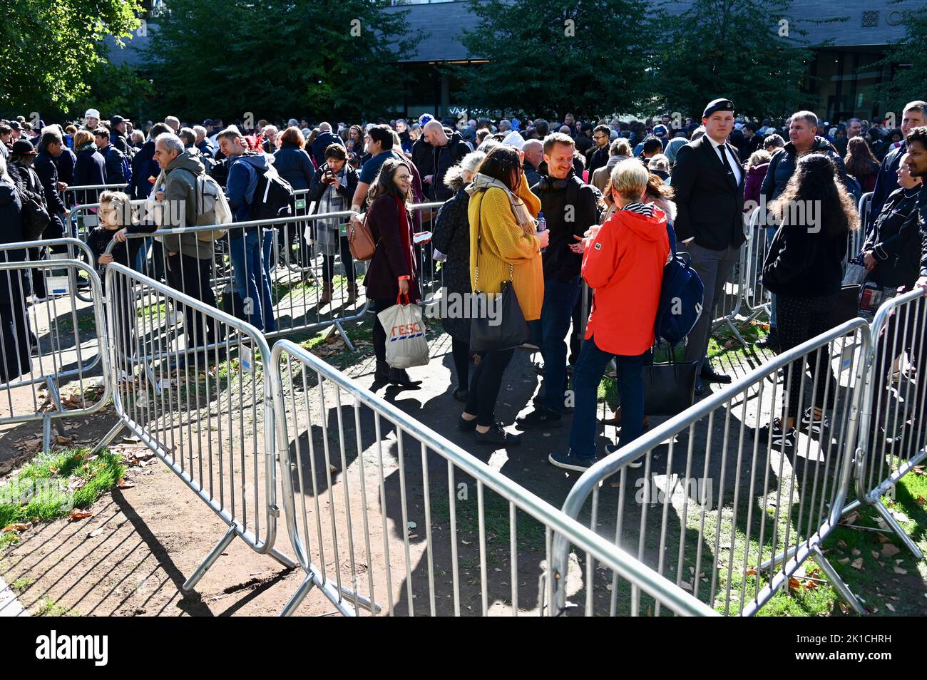 London, UK. Potters Fields Park, near Tower Bridge. The queue for Queen Elizabeth II's Lying-in-State stretched from Southwark Park to Westminster Hall taking up to 14 hours to reach it's destination. Credit: michael melia/Alamy Live News Stock Photo