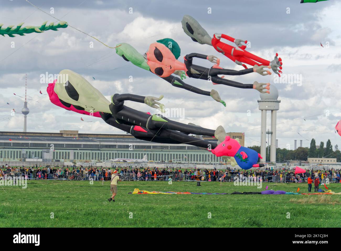 Festival der Riesendrachen auf dem Tempelhofer Feld in Berlin, 17.09.2022, Mehr als 80 Drachenflieger aus ganz Europa liessen Ihre bis zu 50m langen R Stock Photo