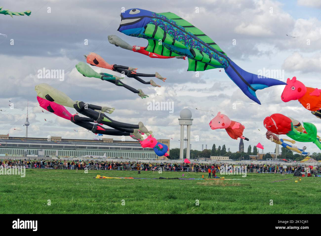 Festival der Riesendrachen auf dem Tempelhofer Feld in Berlin, 17.09.2022, Mehr als 80 Drachenflieger aus ganz Europa liessen Ihre bis zu 50m langen R Stock Photo