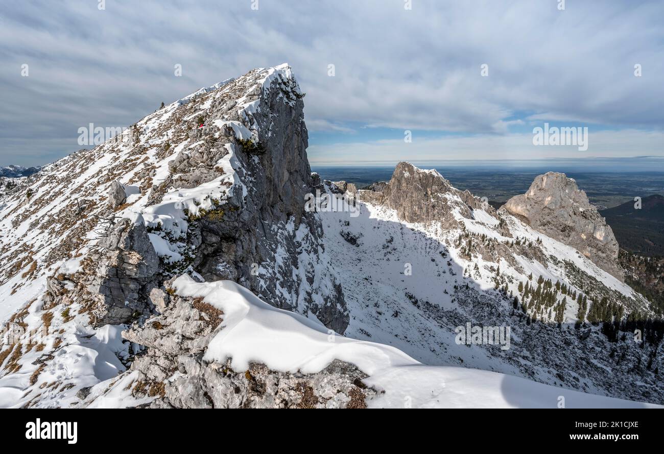 Snowy rocky ridge, Fensterl on the hiking trail to Ammergauer Hochplatte, in autumn, Ammergau Alps, Bavaria, Germany Stock Photo