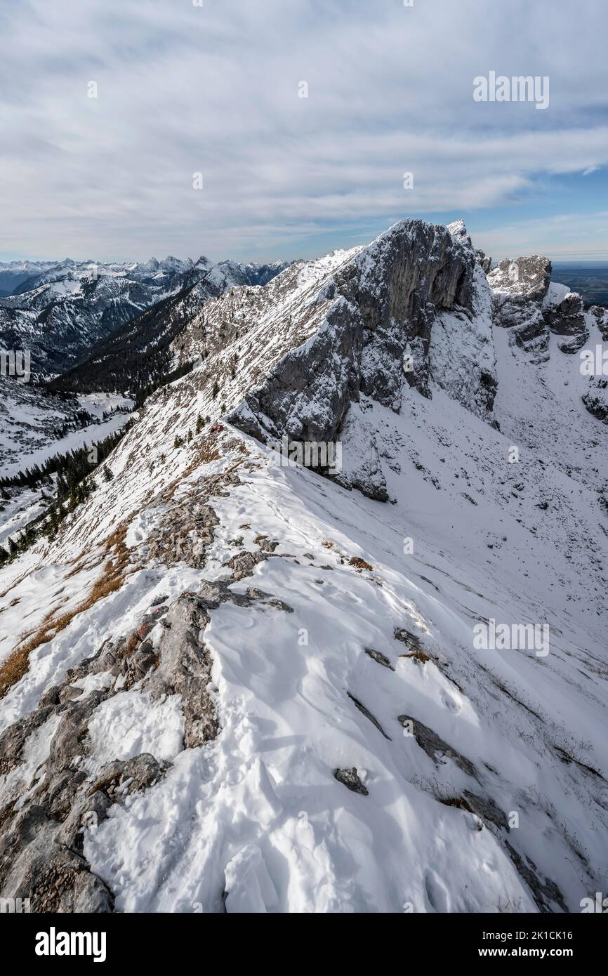 Snow-covered rocky mountain ridge, behind peak of Kraehe, hiking trail to Ammergauer Hochplatte from Fensterl, in autumn, Ammergau Alps, Bavaria Stock Photo