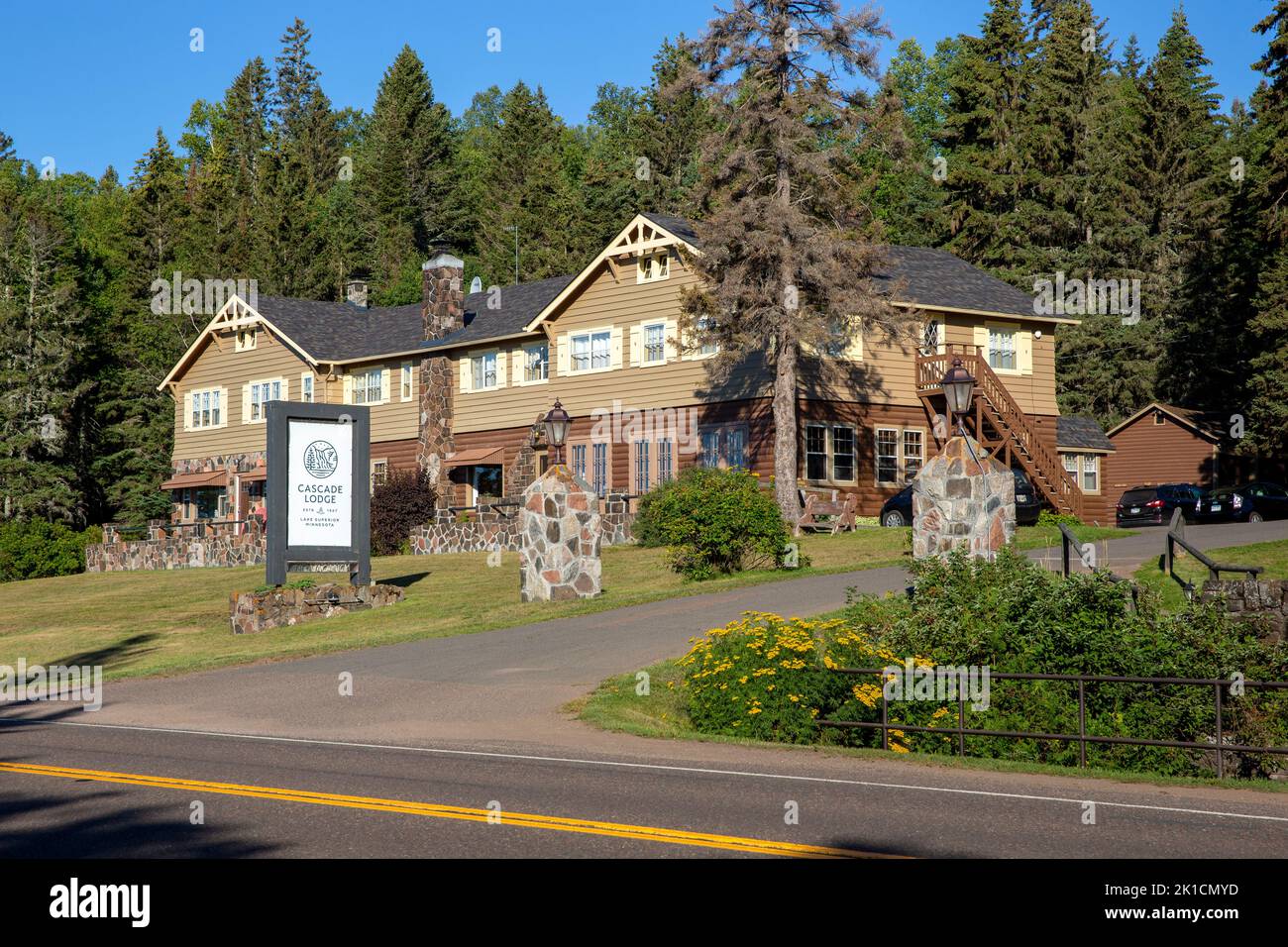 Main building of the Cascade Lodge on the North Shore of Lake Superior, Minnesota.  The building was built in 1939 and the West Wing (left) was 1957 Stock Photo