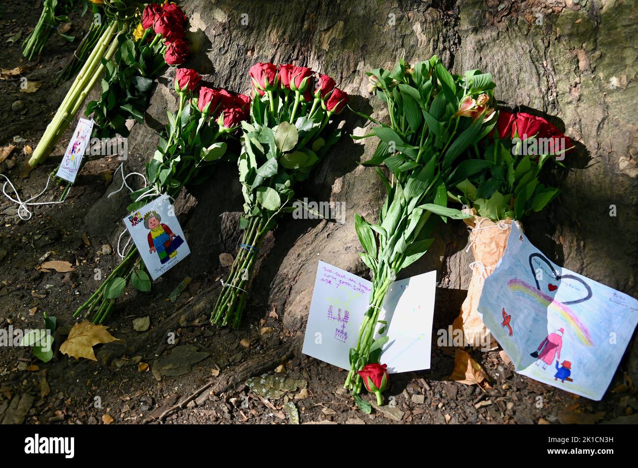 London, UK. Members of the public continued to leave bouquets in the Royal Parks in tribute to Queen Elizabeth II. Credit: michael melia/Alamy Live News Stock Photo