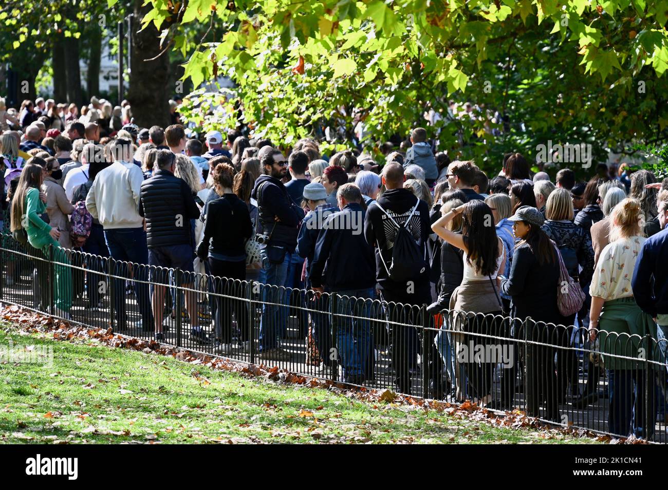 London, UK. Queues form as people leave St James's Park. Members of the public continued to leave bouquets in the Royal Parks in tribute to Queen Elizabeth II. Credit: michael melia/Alamy Live News Stock Photo