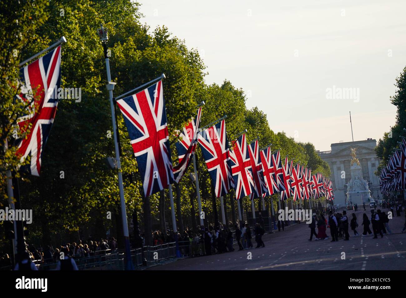 Members of the public walk across and along The Mall, outside Buckingham Palace in London, ahead of the state funeral of Queen Elizabeth II on Monday. Picture date: Saturday September 17, 2022. Stock Photo