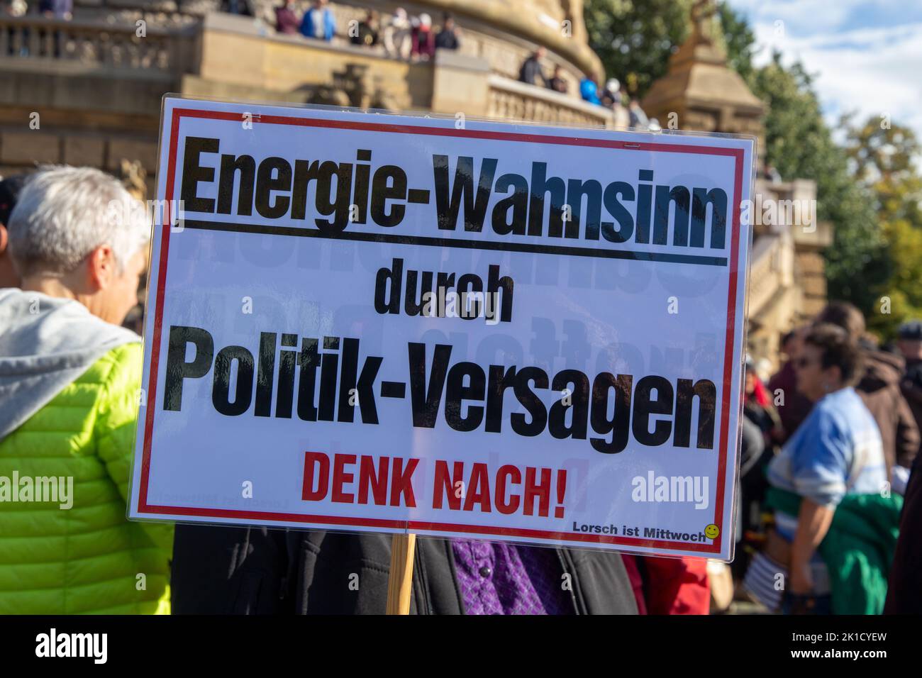 Bürgerproteste in Mannheim. Die Teilnehmerinnen und -teilnehmer äußerten unter anderem mit Schildern ihren Protest gegen Waffenlieferungen, Russland-S Stock Photo