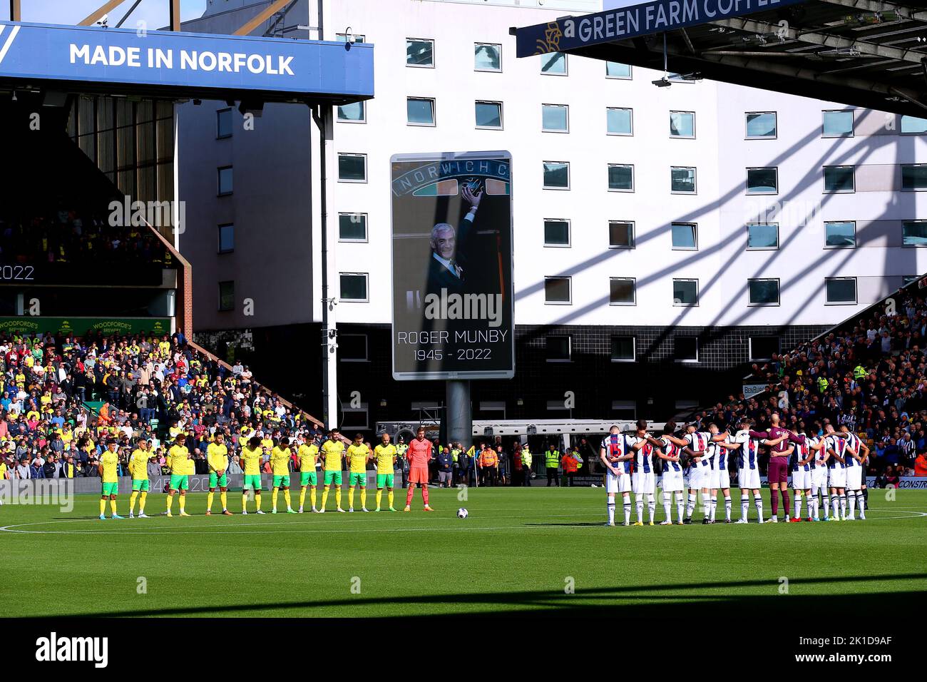 Players observe a minute's silence in memory of former Norwich City chairman Roger Munby ahead of the Sky Bet Championship match at Carrow Road, Norwich. Picture date: Saturday September 17, 2022. Stock Photo