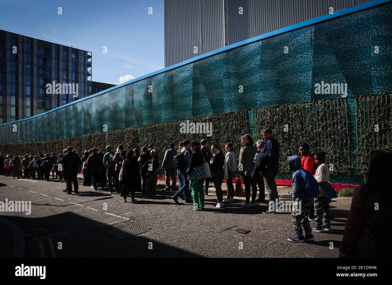 London, UK. 17th Sep, 2022. Numerous people stand in a long queue in ...