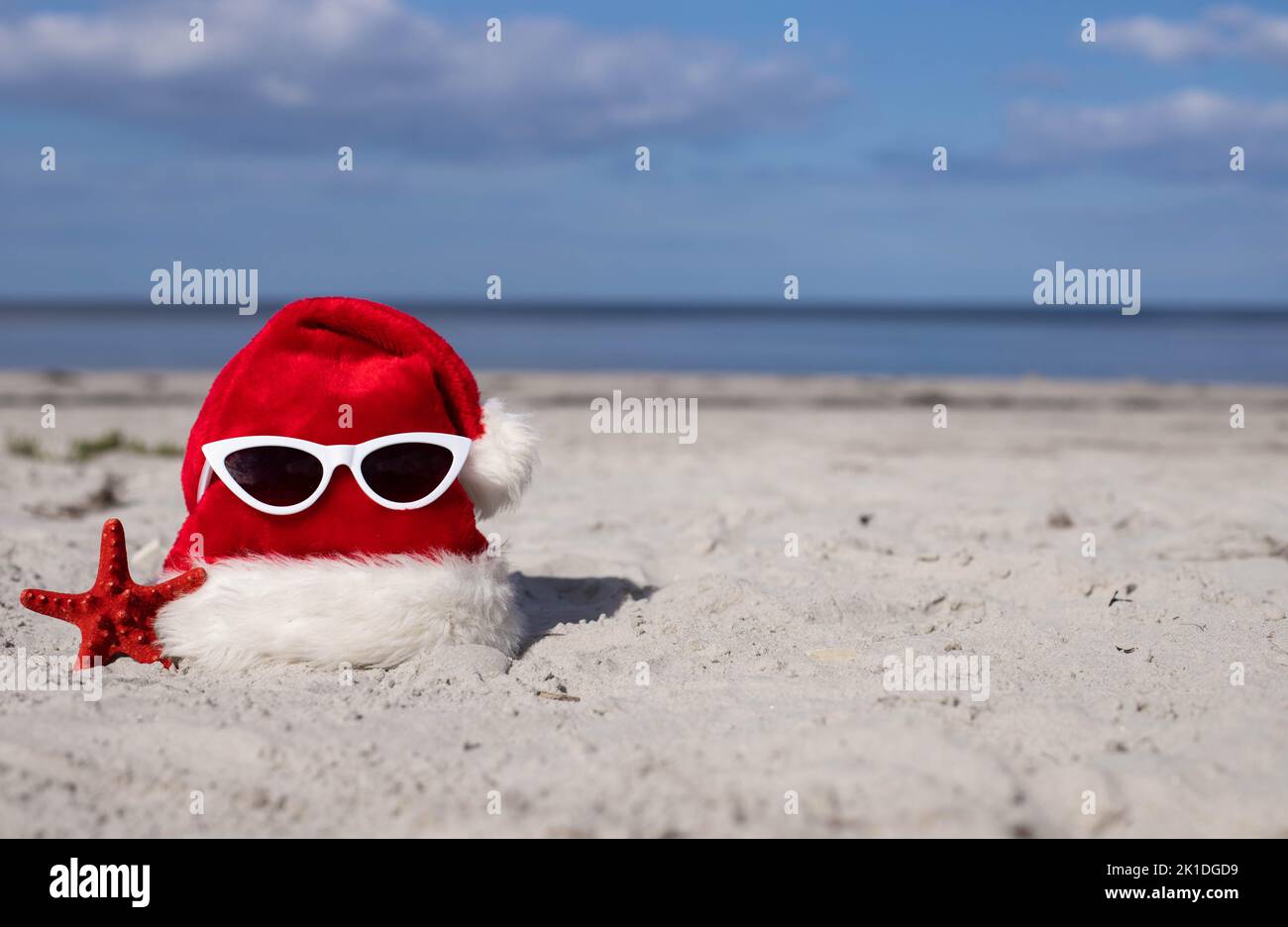 Christmas dinner table decorations in blues and gold following a beach  theme with seashells and starfish Stock Photo - Alamy