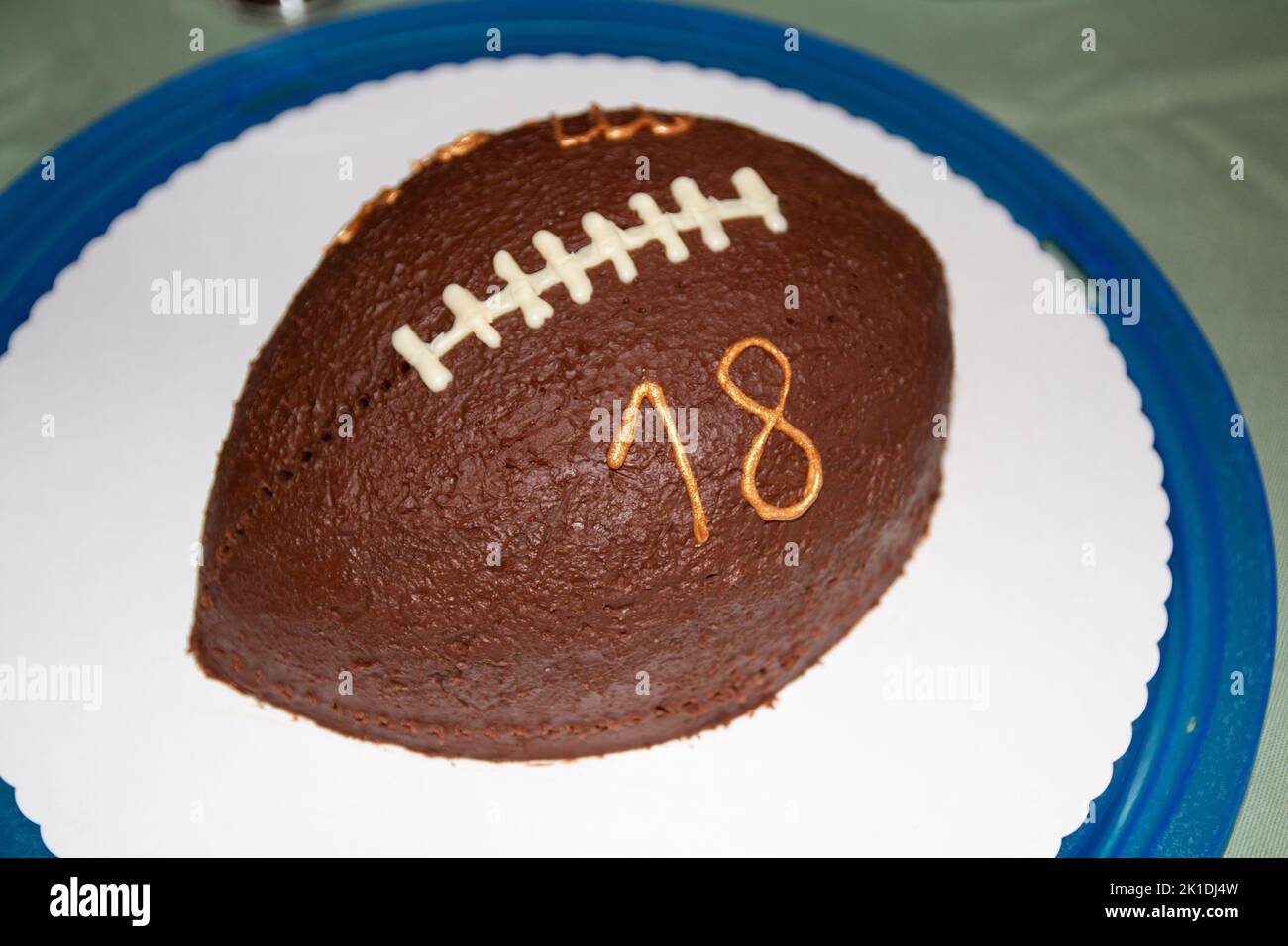Football Kuchen mit Schokoladen und Zuckerschrift und der Ziffer 18 Stock Photo