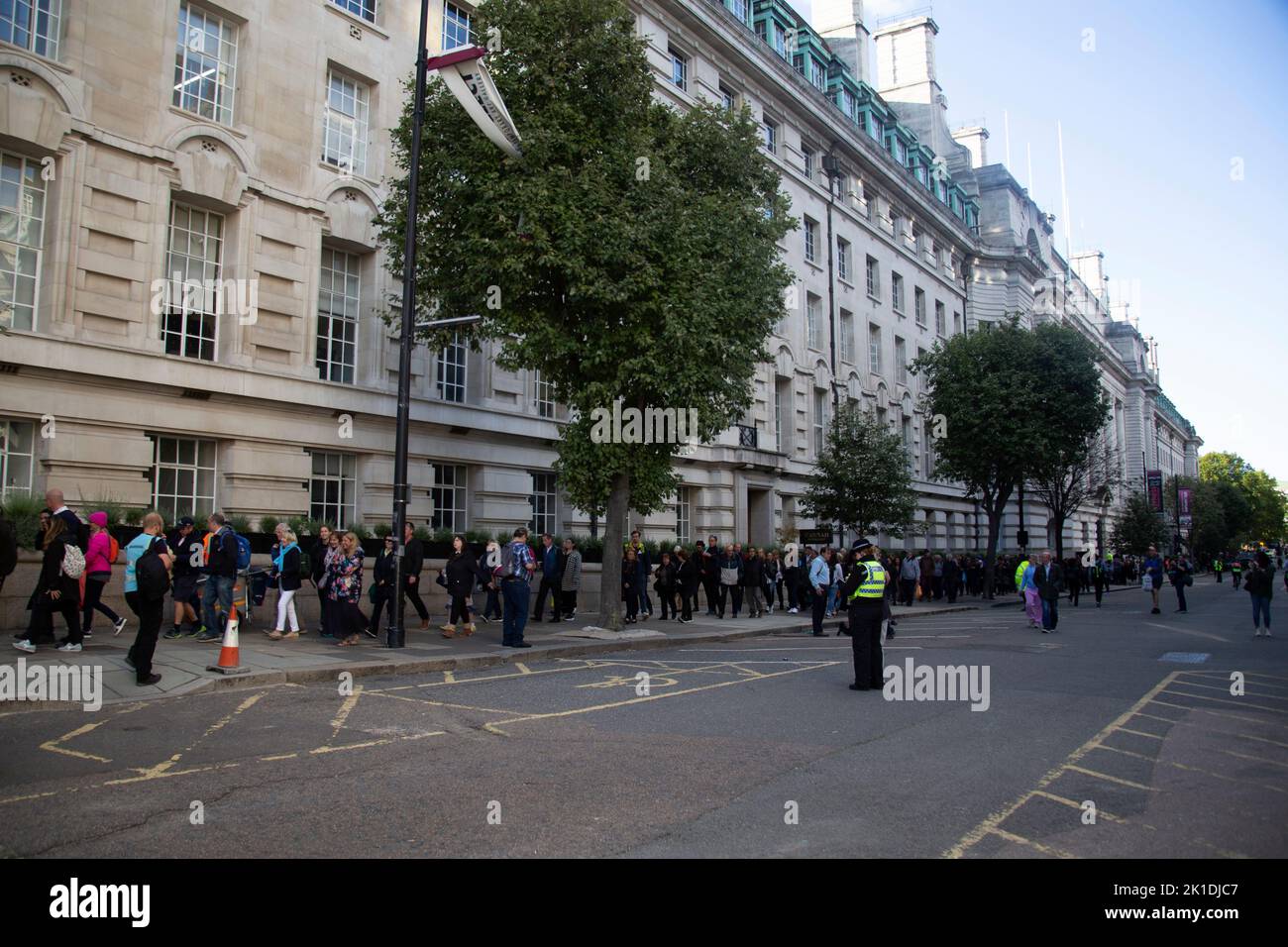 Queue to see the queen hires stock photography and images Alamy