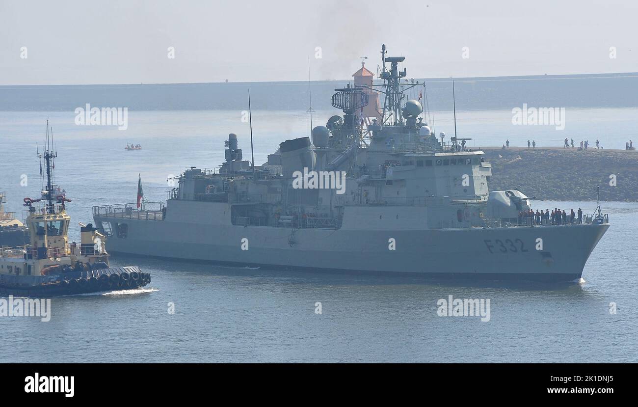 AJAXNETPHOTO. 14TH AUGUST, 2022. TYNE & WEIR, ENGLAND. - MISTY DAY - PORTUGEUSE NAVY FRIGATE NRP CORTE REAL (F332) ENTERS RIVER. PHOTO:TONY HOLLAND/AJAX REF:DTH33 9679 Stock Photo