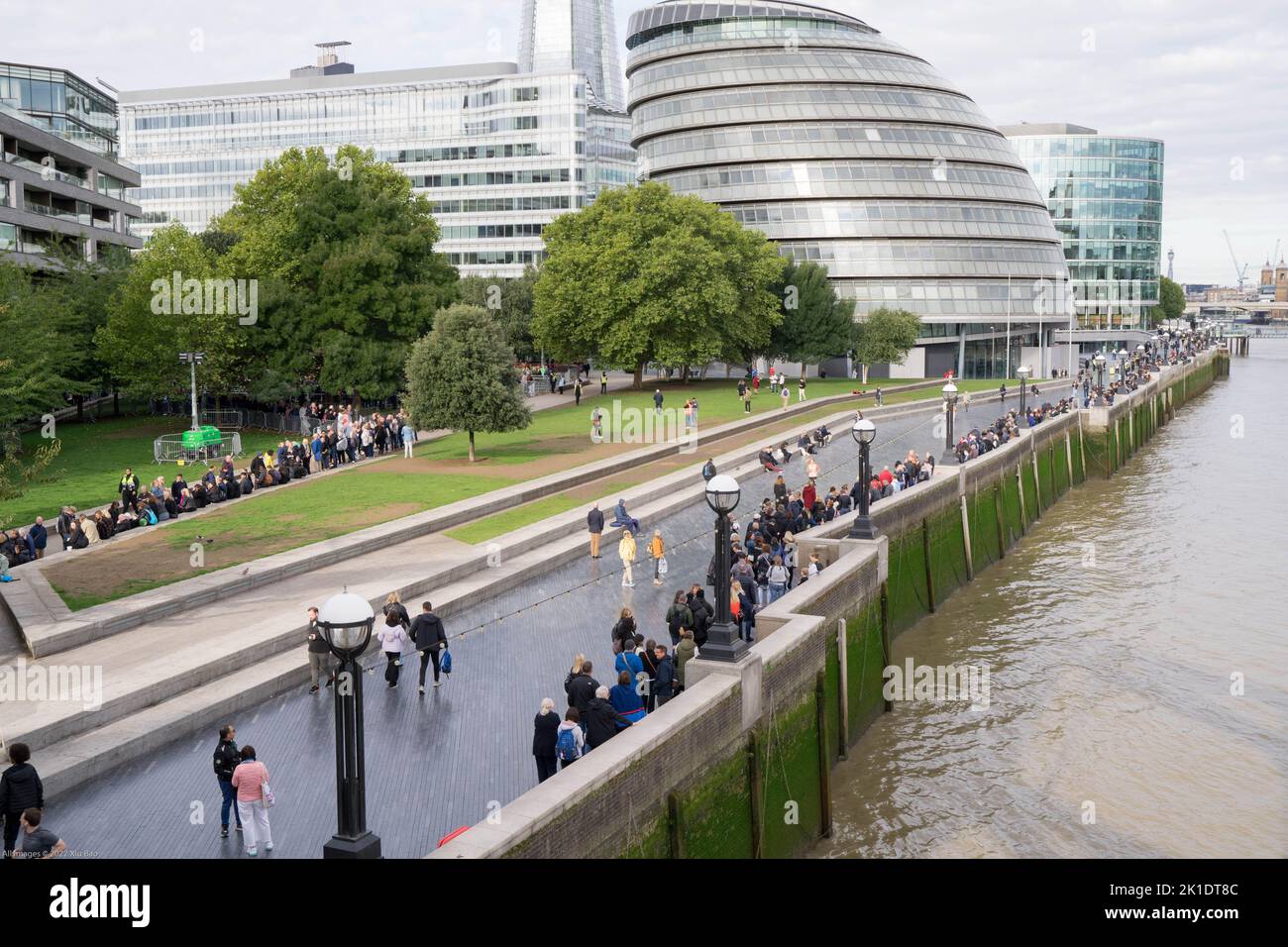 people joining the queues along the south bank of the River Thames to pay their respect to the queen lying-in-state at Westminster hall London UK Stock Photo