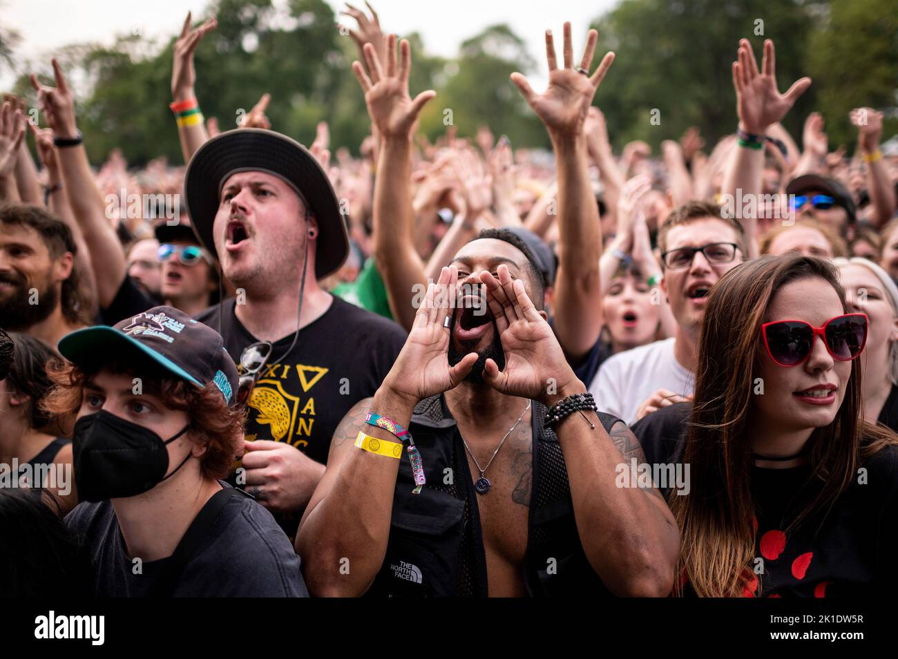 Members audience sing along hi-res stock photography and images - Alamy