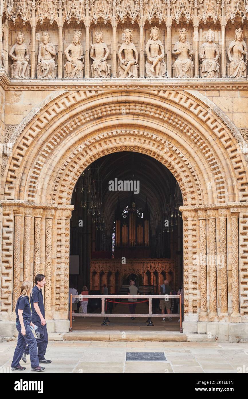 Statues of enthroned, crowned english kings above the arch and pillars