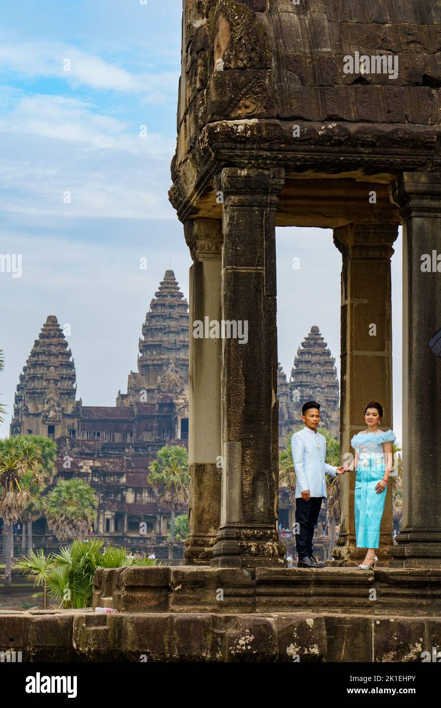 Cambodia. Siem Reap Province. Young married couple in front of Angkor Wat temple (Temple City). A Buddhist and temple complex in Cambodia Stock Photo