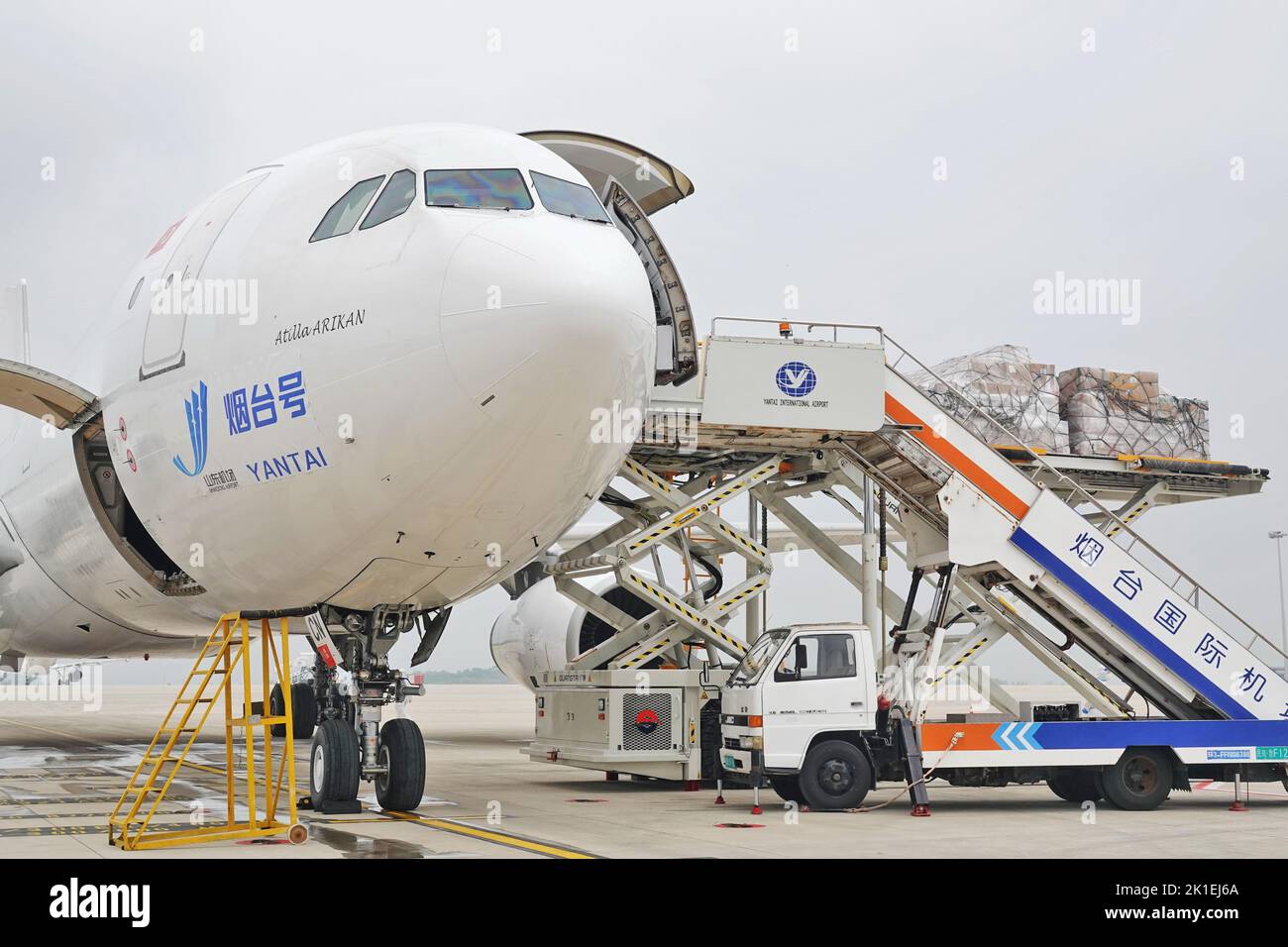 YANTAI, CHINA - SEPTEMBER 18, 2022 - Cargo planes for the Yantai to Istanbul International Air Cargo route are loaded at Penglai International Airport Stock Photo