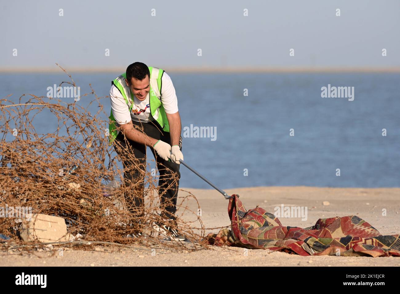 Jahra Governorate, Kuwait. 17th Sep, 2022. A man collects rubbish along the Sulaibiya beach during a clean-up campaign in Jahra Governorate, Kuwait, Sept. 17, 2022. Credit: Asad/Xinhua/Alamy Live News Stock Photo