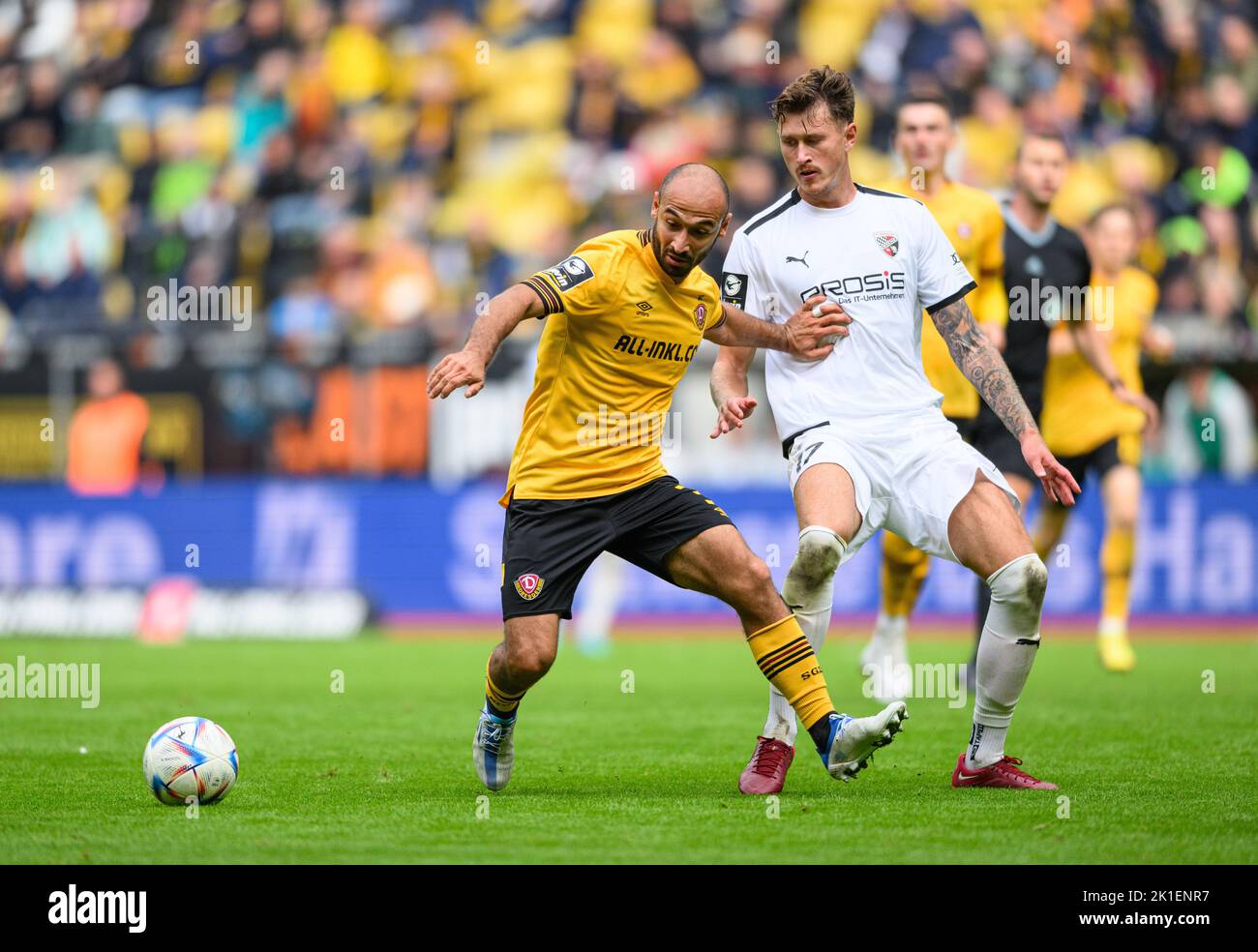 Dresden, Germany. 23rd July, 2022. Soccer: 3rd league, SG Dynamo Dresden - TSV  1860 Munich, Matchday 1, Rudolf Harbig Stadium. Dynamo's Kyu-hyun Park (l)  against Munich's Albion Vrenezi. Credit: Robert Michael/dpa/Alamy Live