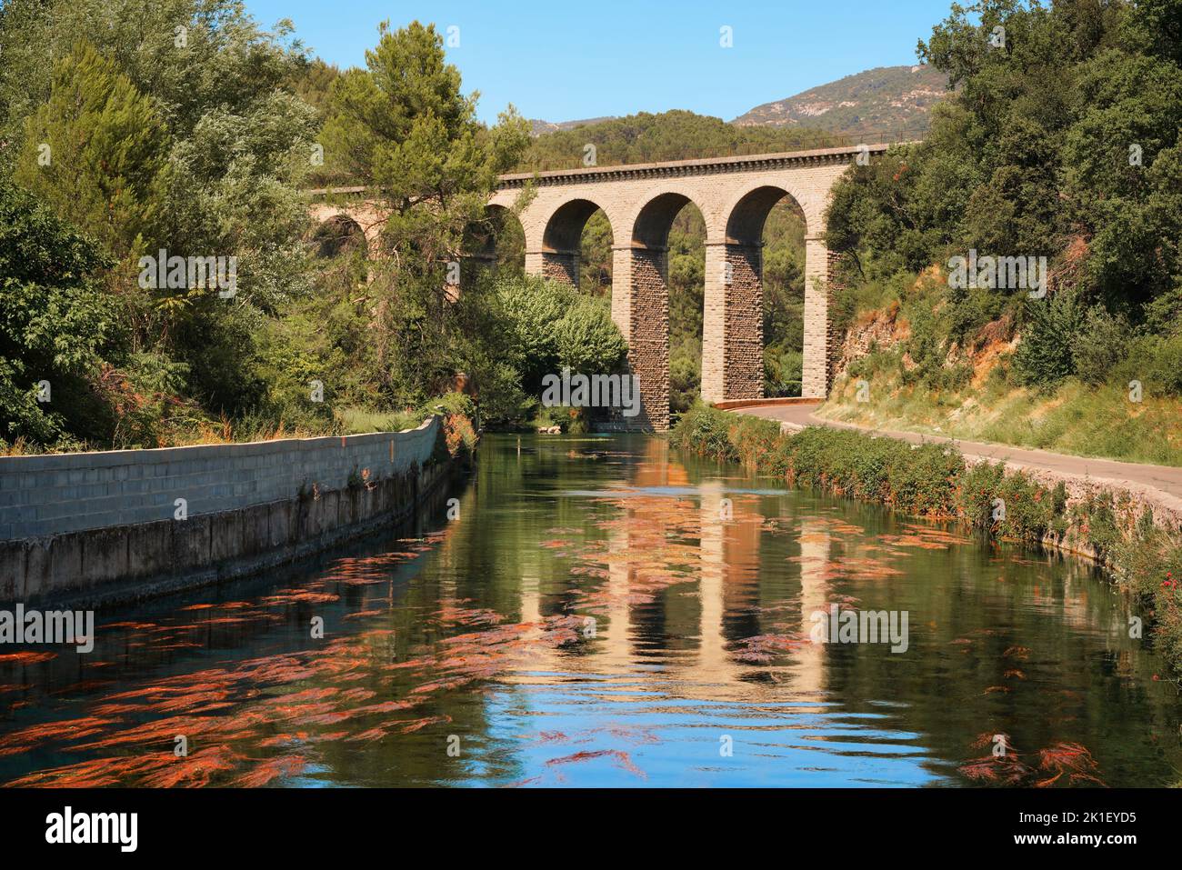 Aqueduc de Galas, Galas Aqueduct Bridge near Fontaine-de-Vaucluse, Provence-Alpes-Côte d'Azur region in southern France. Viaduct over La Sorgue river. Stock Photo