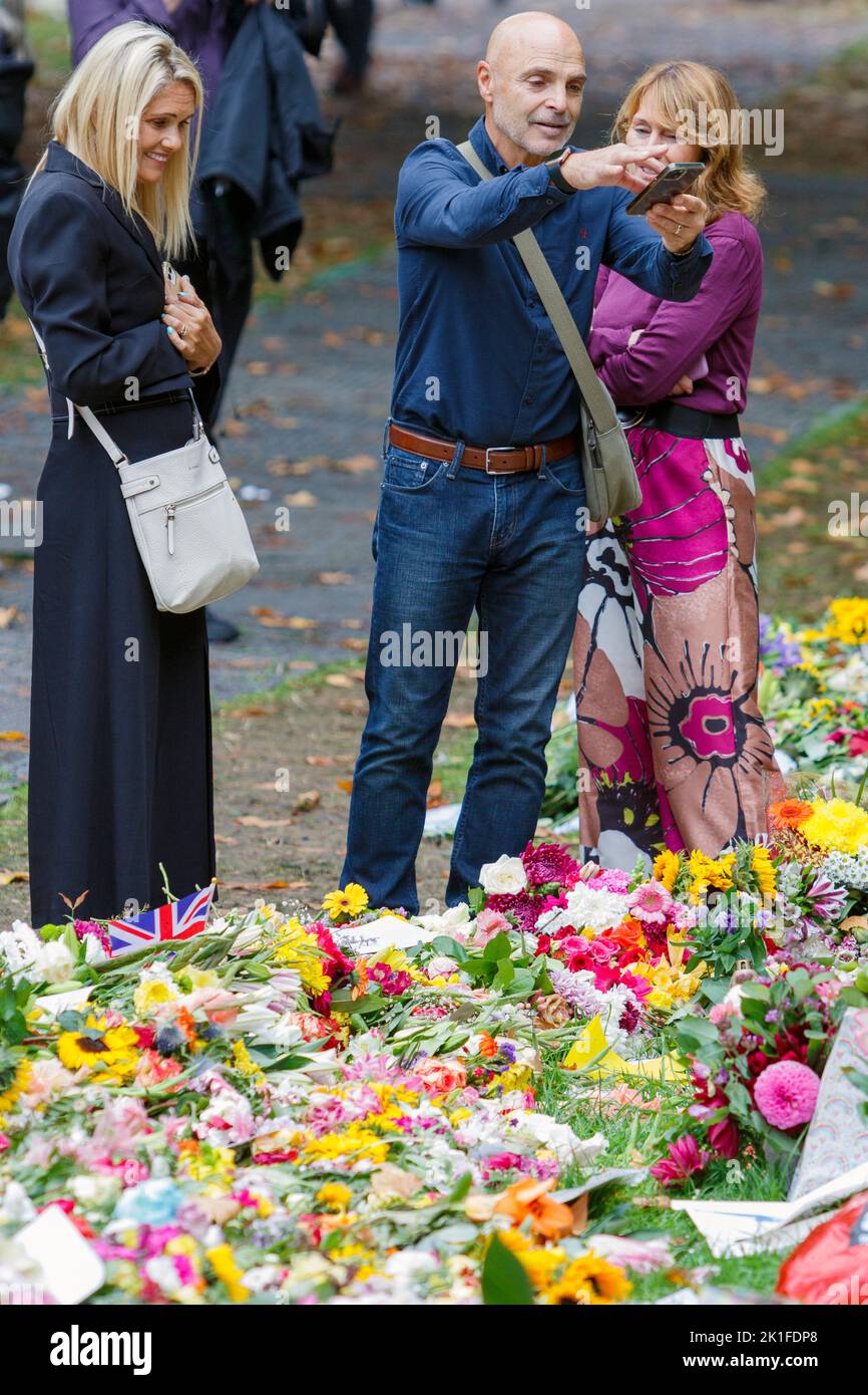 Her Majesty Queen Elizabeth floral tributes- People are pictured as they view the flowers and cards that have been left in Green Park, London Stock Photo