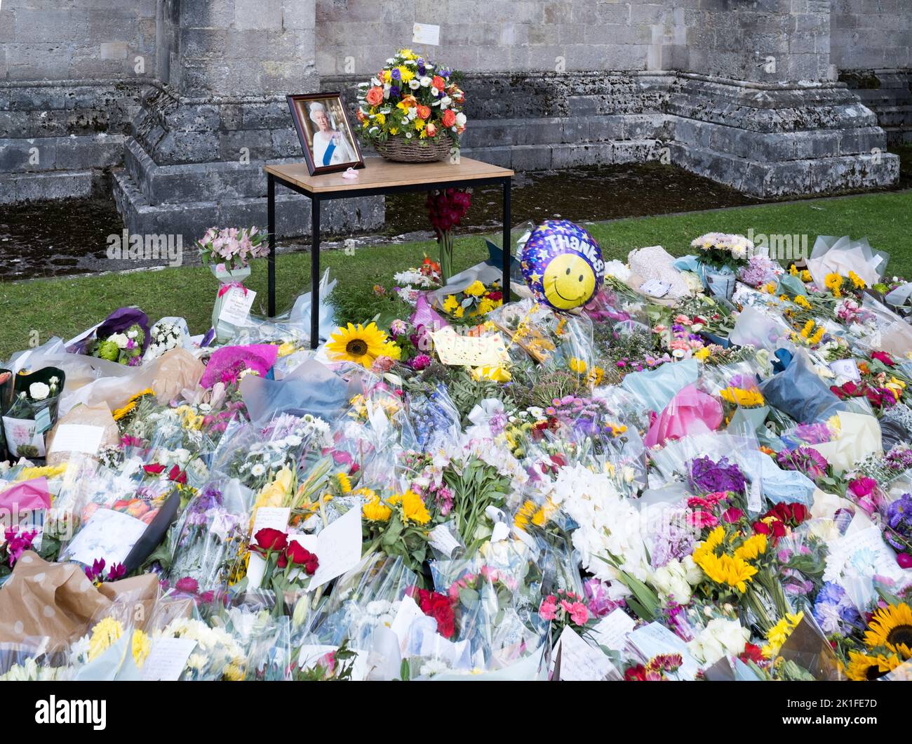Public floral tributes & messages are laid following the death of Queen Elizabeth 2nd Stock Photo