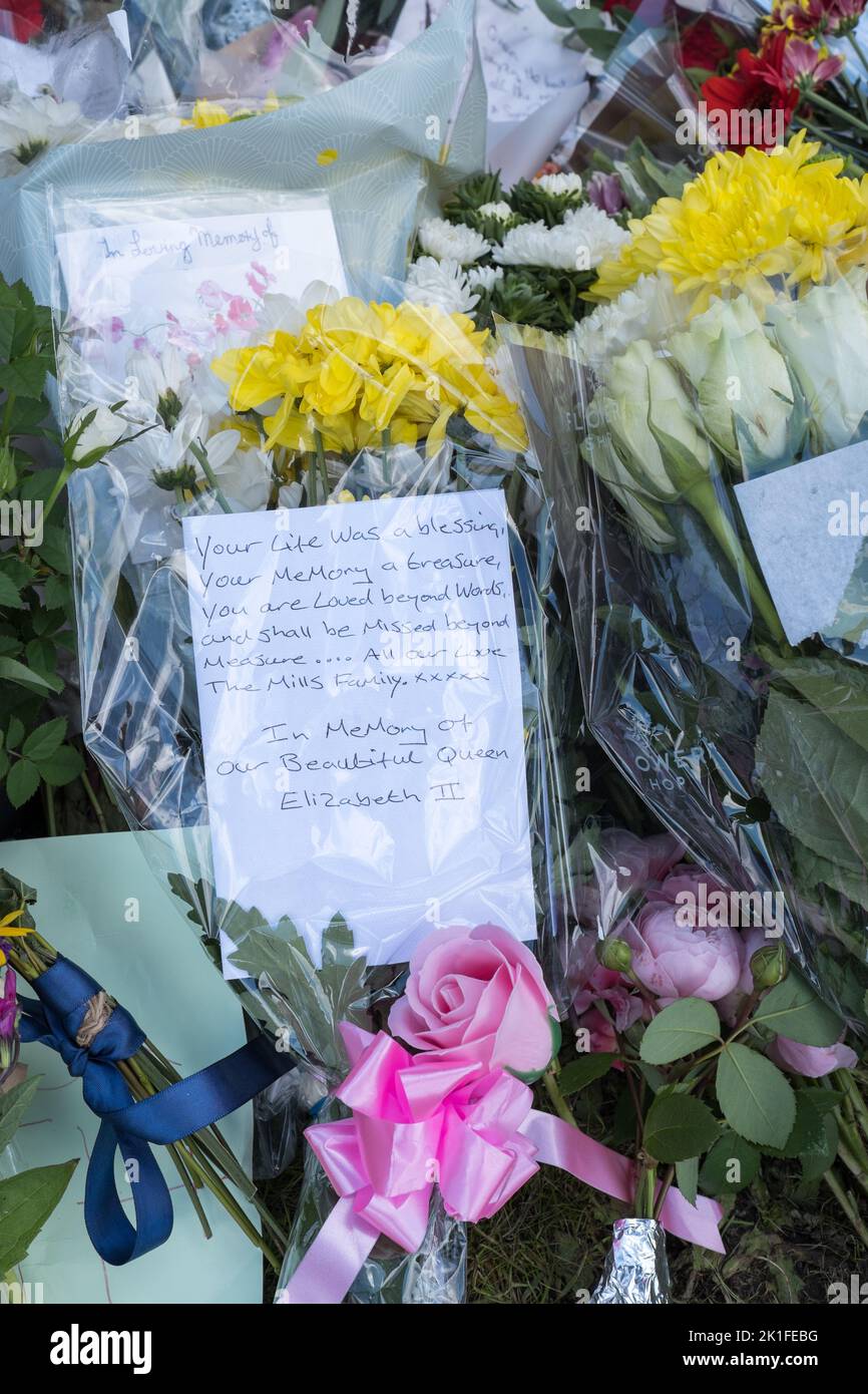 Public floral tributes & messages are laid following the death of Queen Elizabeth 2nd Stock Photo