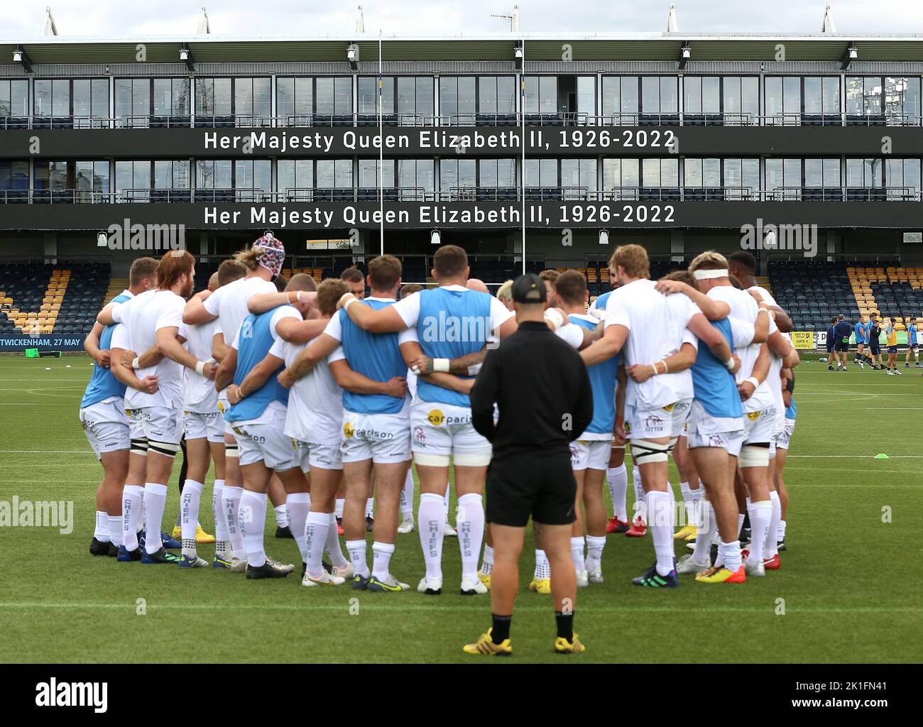Exeter Chiefs players huddle in front of a tribute to Queen Elizabeth II on the hoardings, following her death on Thursday September 8, 2022, ahead of the Gallagher Premiership match at Sixways Stadium, Worcester. Picture date: Sunday September 18, 2022. Stock Photo