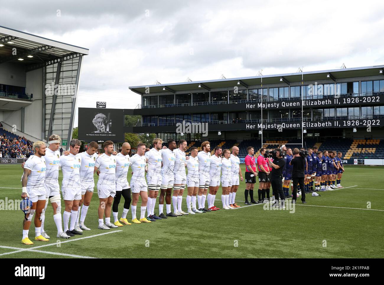 Players observe a minute's silence for Queen Elizabeth II following her death on Thursday September 8, 2022, ahead of the Gallagher Premiership match at Sixways Stadium, Worcester. Picture date: Sunday September 18, 2022. Stock Photo