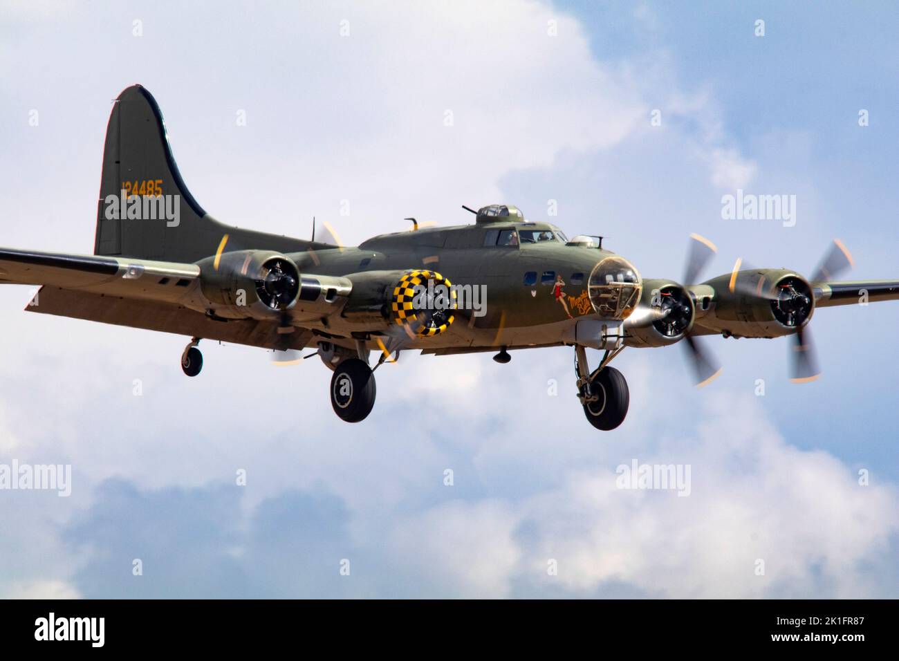 B17 Sally B landing after it's flying display at the IWM Duxford Battle ...