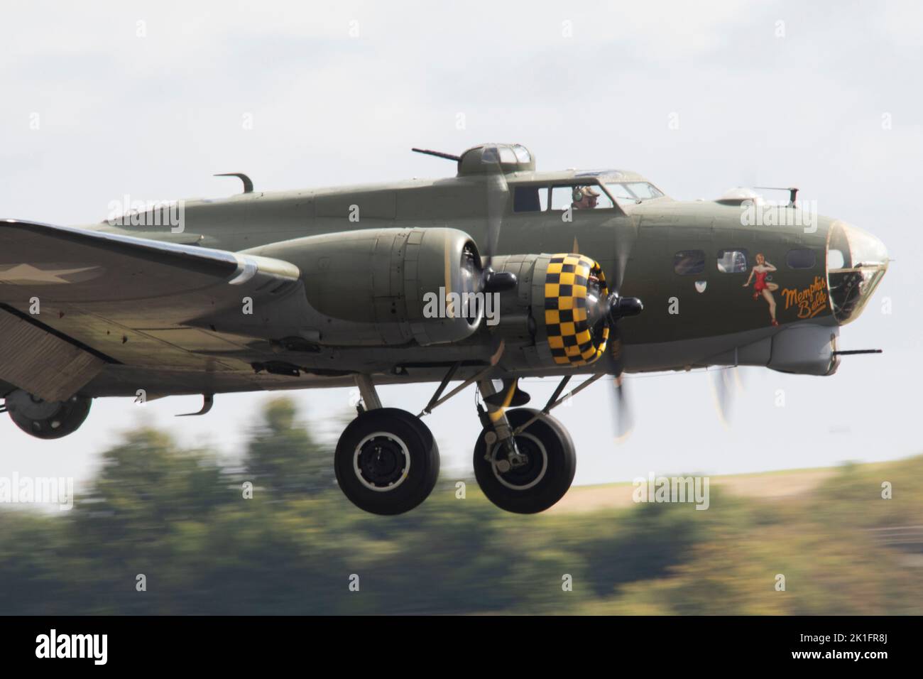 B17 Sally B landing after it's flying display at the IWM Duxford Battle ...