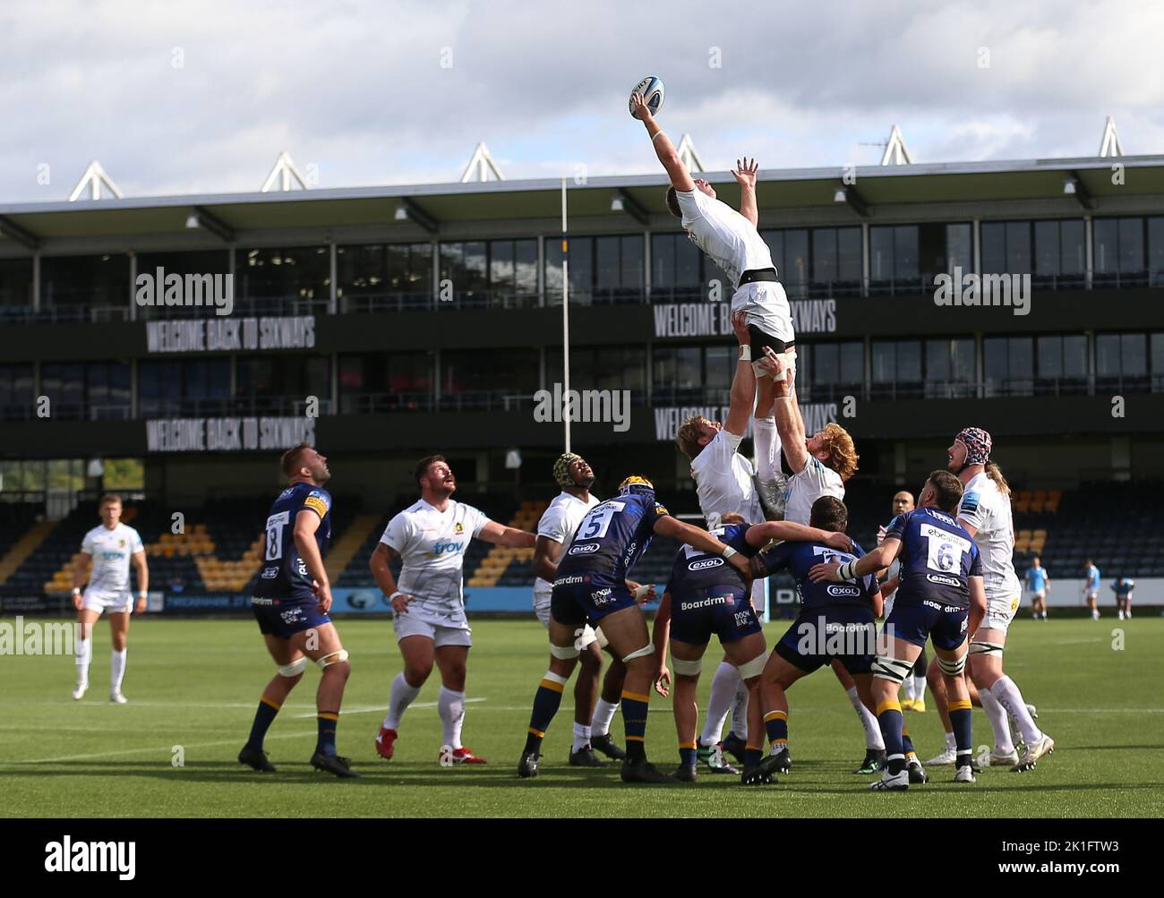 Exeter Chiefs' Richard Capstick tries to win a line-out ball during the Gallagher Premiership match at Sixways Stadium, Worcester. Picture date: Sunday September 18, 2022. Stock Photo
