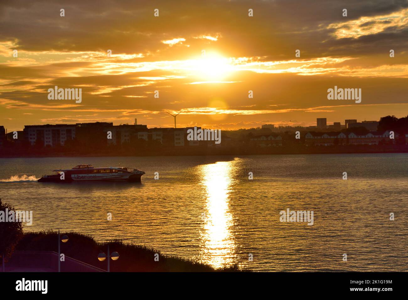 Sunrise over london orange hi-res stock photography and images - Alamy