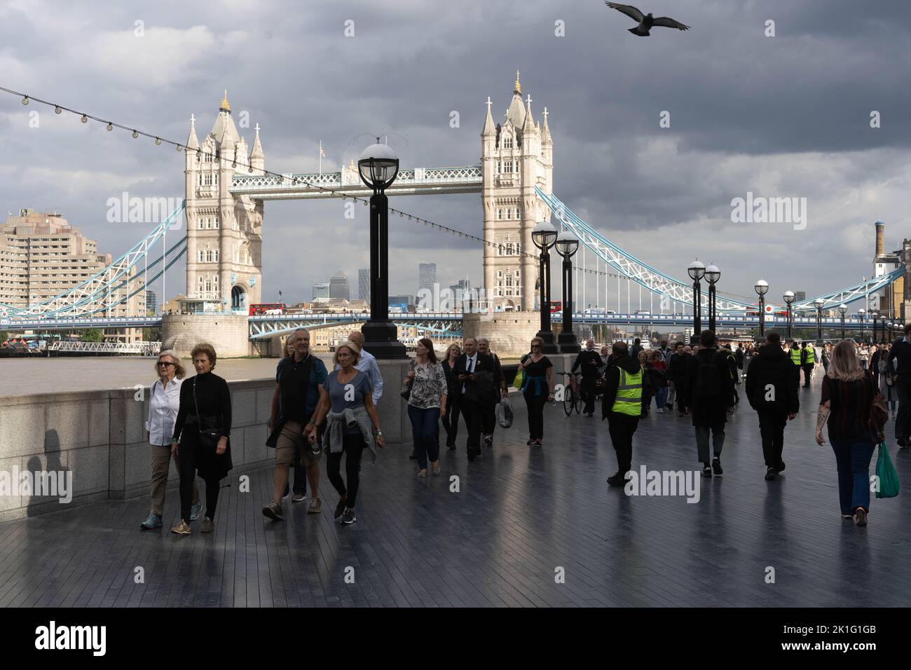 Members of the public queue back to tower bridge to pay their respects to the late Queen Elizabeth. -September 15, 2022 Stock Photo