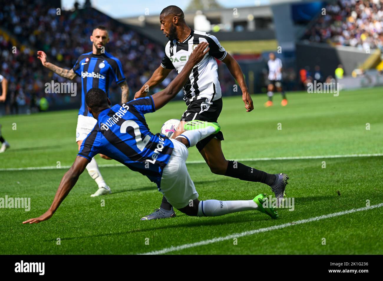 Udinese's Beto Betuncal Gomes Norberto in action with Interâ\u0026#x80;\u0026#x99;s  Denzel Dumfries during, image size:1300x954