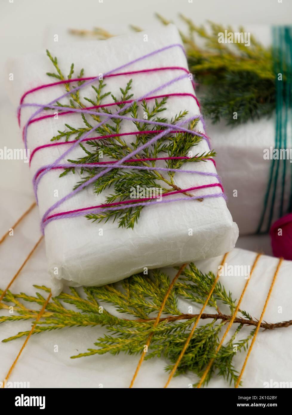 Original gift wrapping idea for Christmas. Recycled paper, colored wool ...